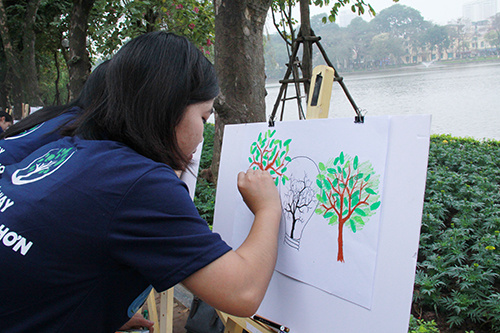 Đi bộ, vẽ tranh hưởng ứng Giờ Trái Đất 2018
