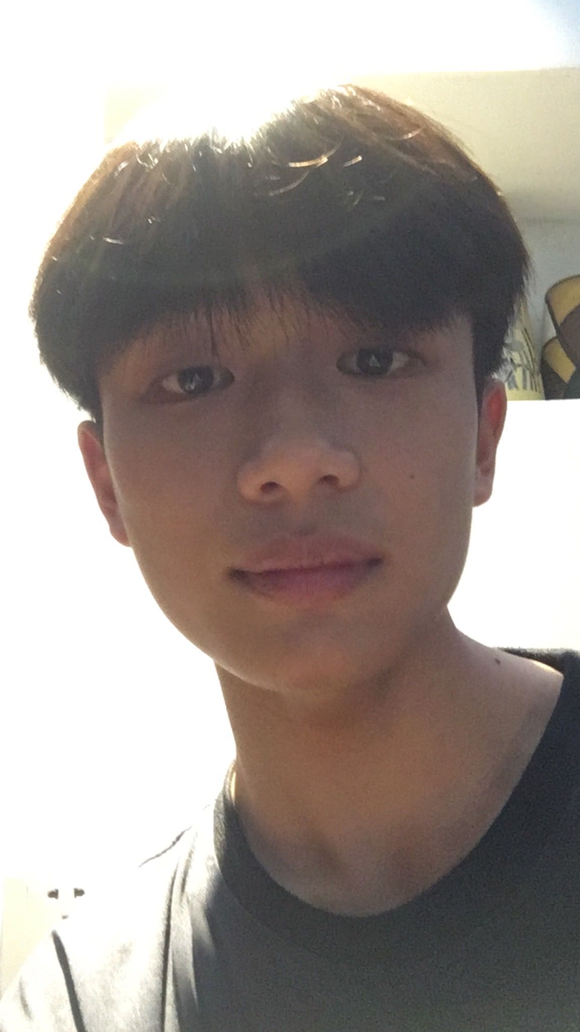 Ảnh trai 2k7 thường xuyên được chia sẻ trong nhiều nhóm, diễn đàn học đường online