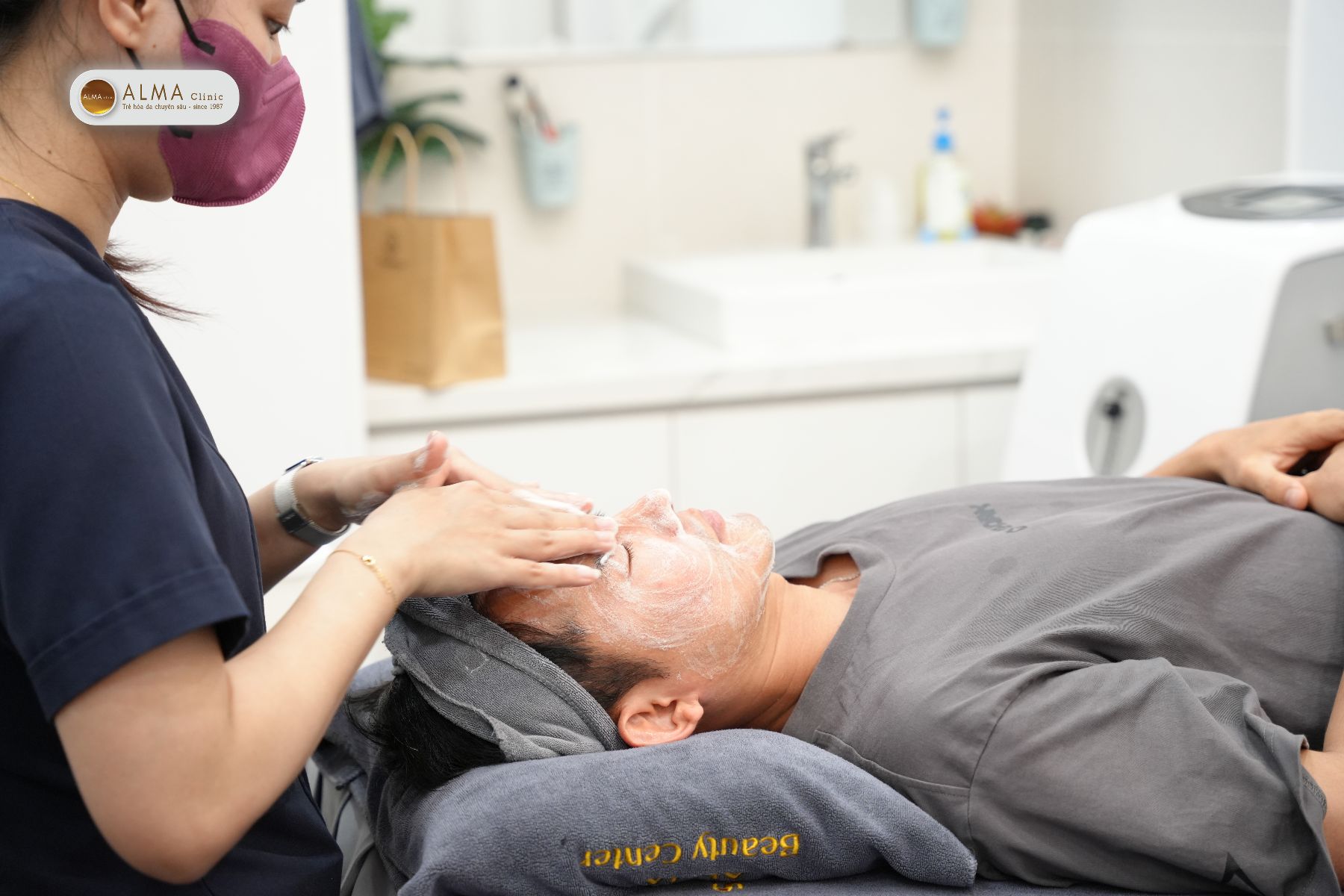 Phòng khám da liễu ALMA CLINIC Giai phap cong nghe an toan thay the viec tri nam cap toc tai nha
