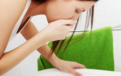 Triệu chứng ban đầu của nhiệm độc phenol là nôn mửa, tiêu chảy,...