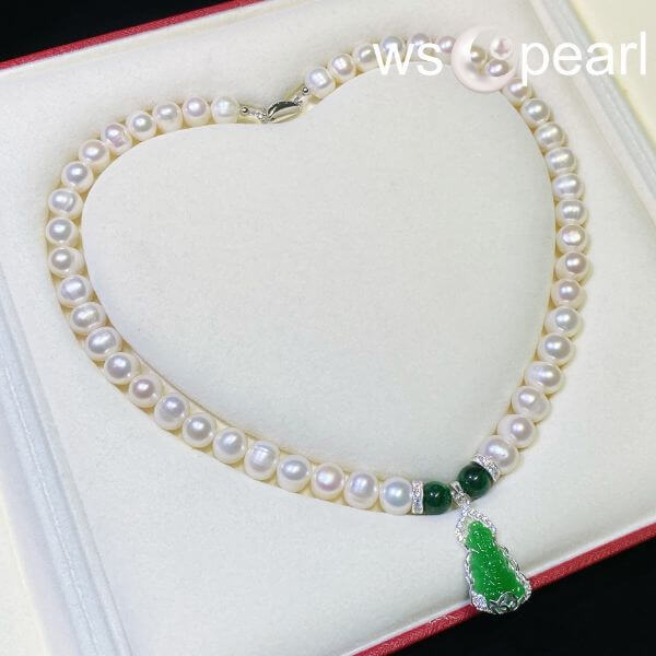 Chuỗi ngọc trai mặc áo dài cho tuổi trung niên