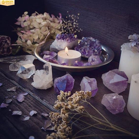 Thạch anh tím là một trong những biến thể phổ biến và đẹp nhất của họ thạch anh.