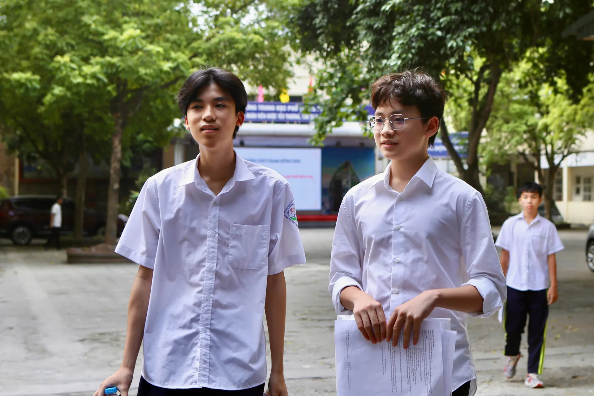 Hà Nội: 2K10 cùng phụ huynh nóng lòng canh điểm thi lớp 10