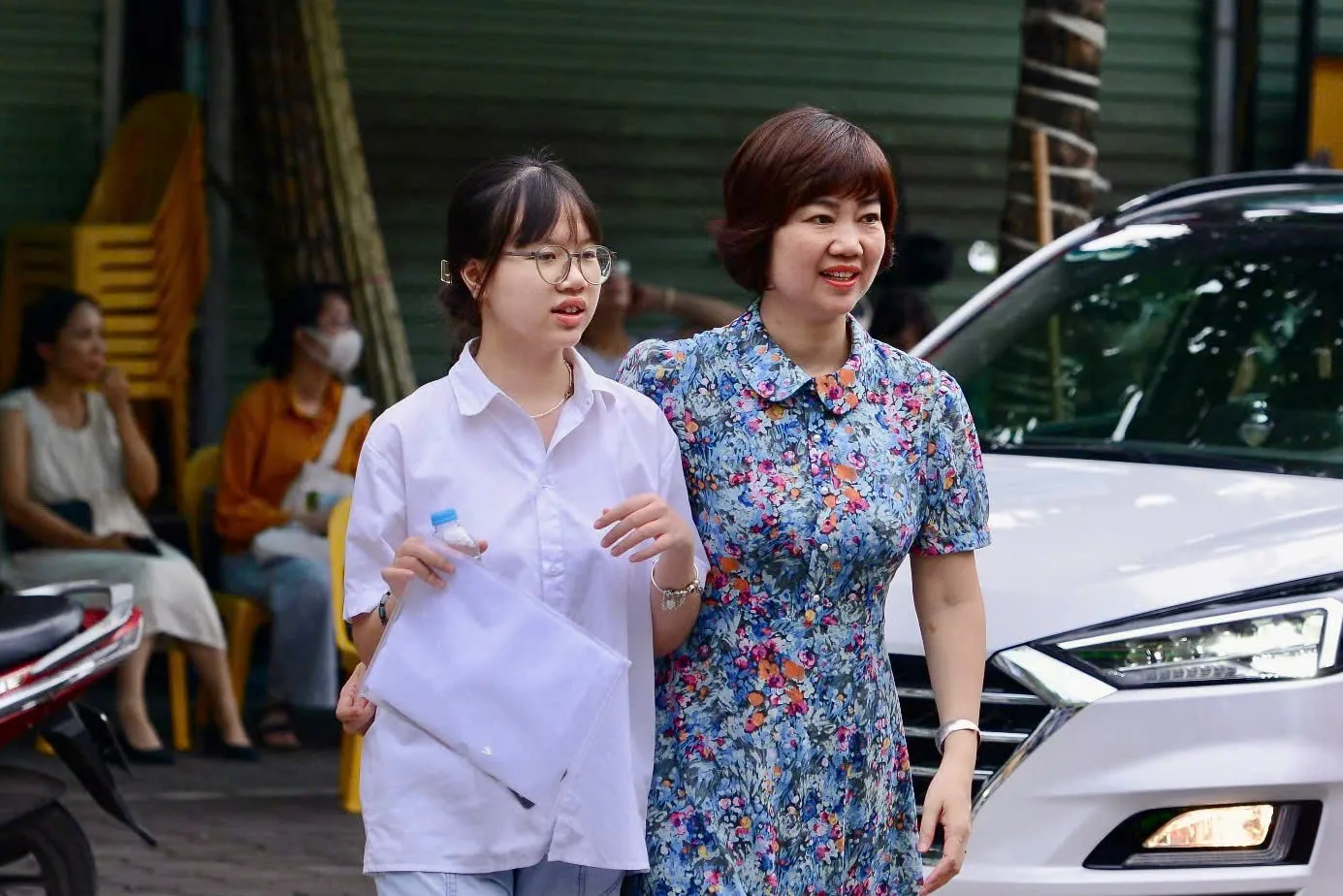 Hà Nội: 2K10 cùng phụ huynh nóng lòng canh điểm thi lớp 10