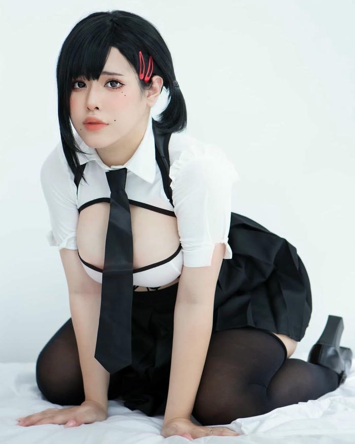 Ảnh sexy anime cosplay mặc sơ mi trắng thắt cà vạt đen