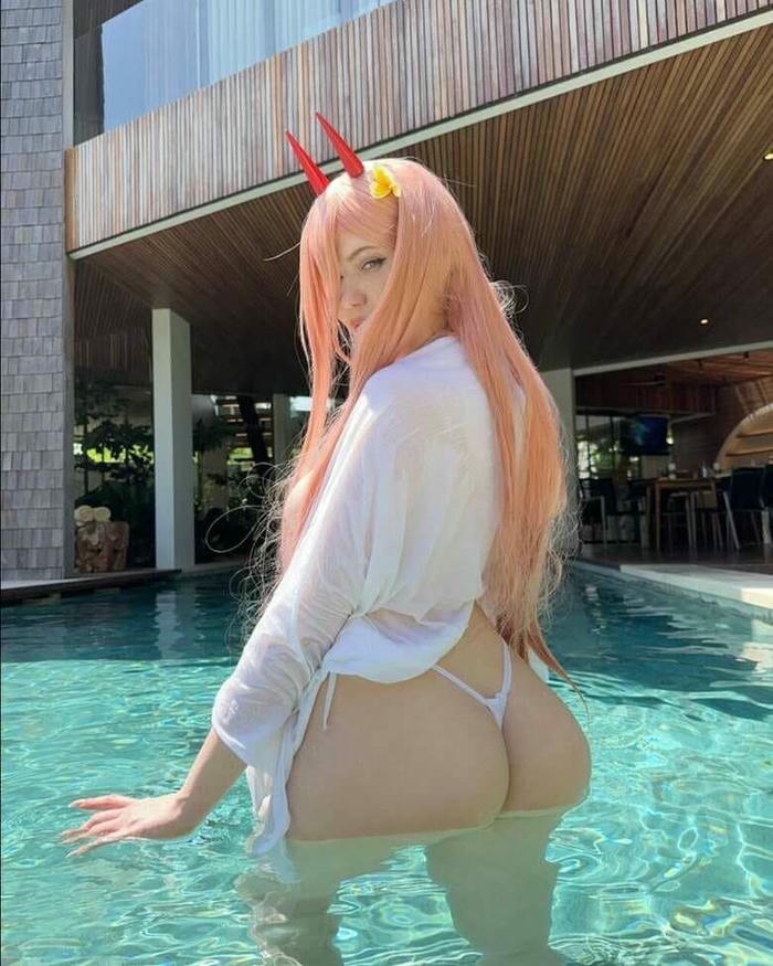 Waifu sexy cosplay tóc vàng sừng đỏ đứng ở hồ bơi