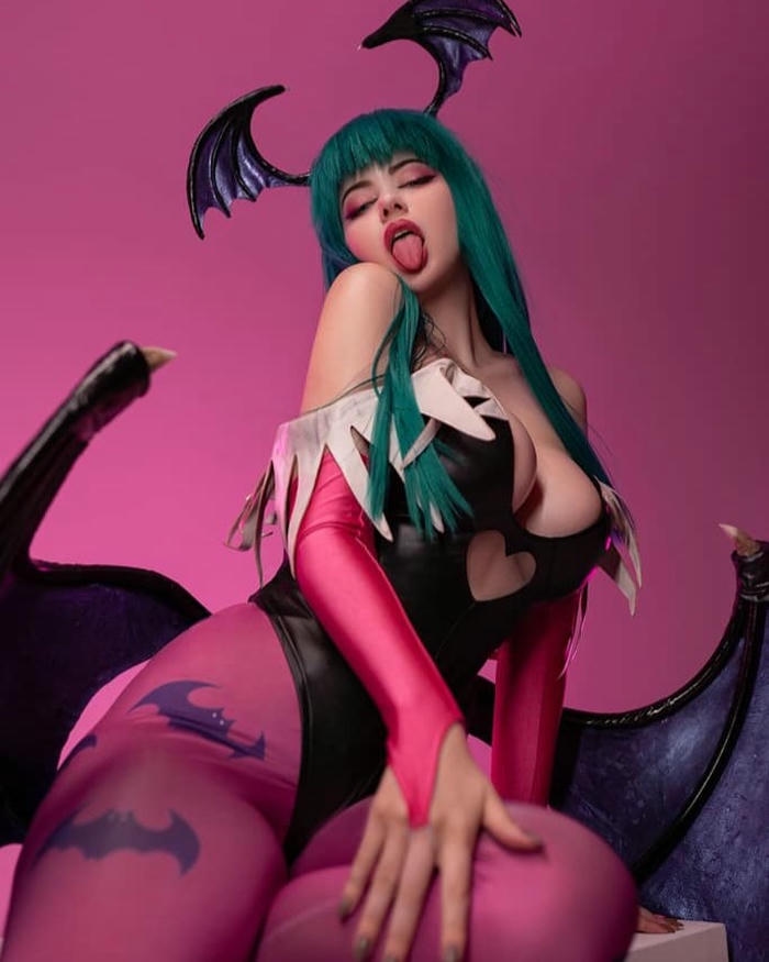 Ảnh sexy anime cosplay cánh dơi đen quỳ gối trông ma mị