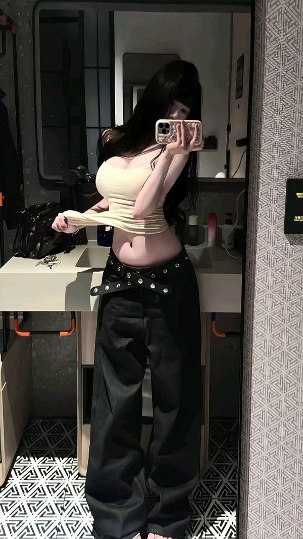 Ảnh chụp toàn thân trước gương với váy ngủ