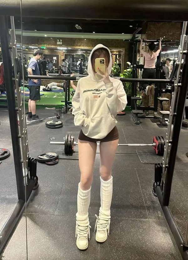 Hình chụp gương toàn thân nữ trong phòng ngủ