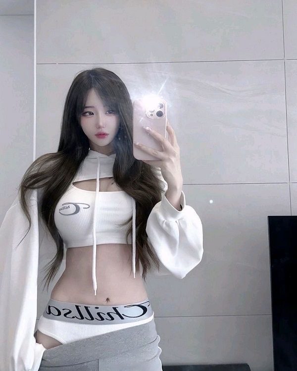 Gái xinh mặc quần legging khoe mông đẹp trước gương