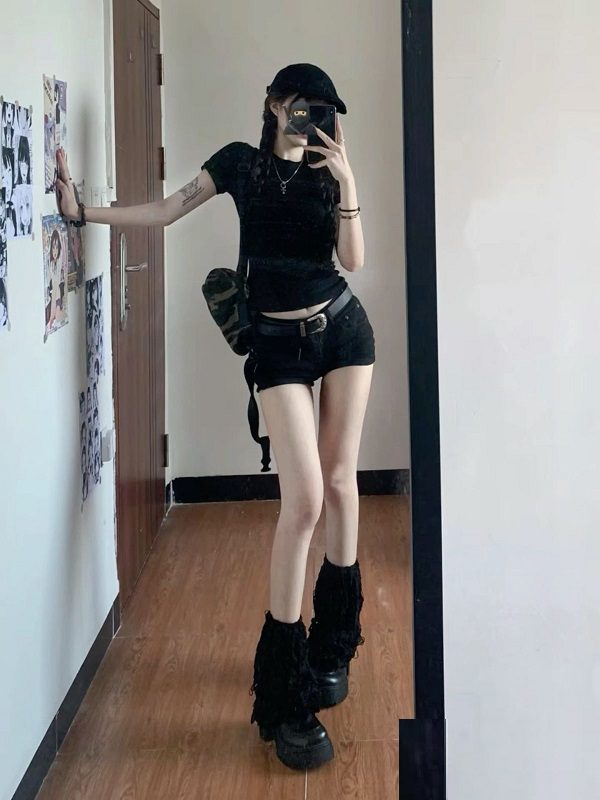 Gái đẹp chụp ảnh gương với váy ngủ màu pastel