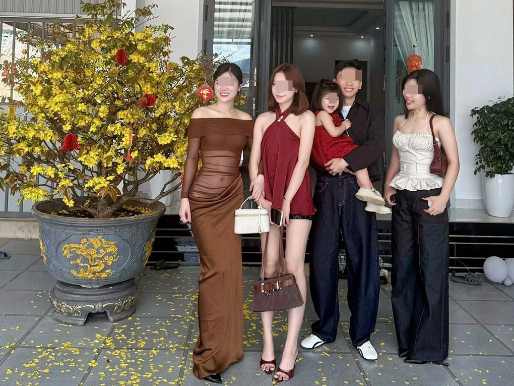 Tranh cãi chuyện cô gái mặc váy xuyên thấu đi chúc Tết - 2