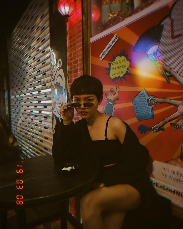 Khoác áo len hờ hững trên vai vừa sexy vừa giữ ấm trong mùa se lạnh. Ảnh: Internet