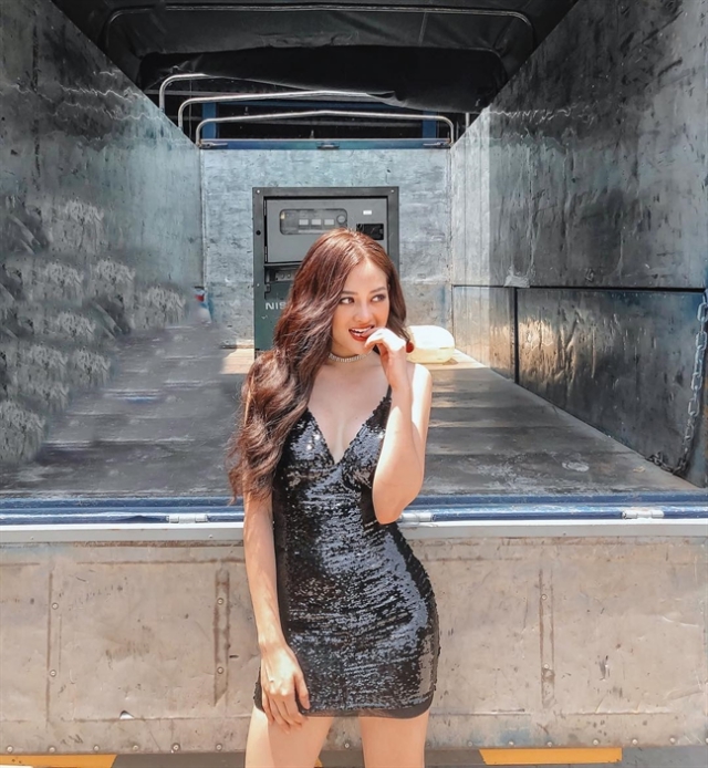 Các hạt lấp lánh trên trang phục cộng hưởng cùng ánh đèn sẽ vô cùng bắt mắt. Ảnh: Internet