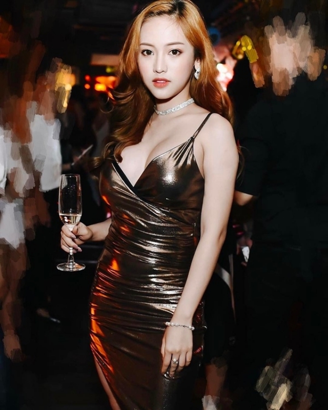 Đầm ôm body hai dây hay cúp ngực là gợi ý đồ đi bar tuyệt vời. Ảnh: Internet