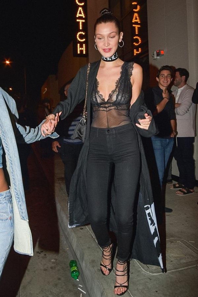 Một chiếc bralette từ ren màu đen giúp phái đẹp bốc lửa hết nấc. Ảnh: Internet