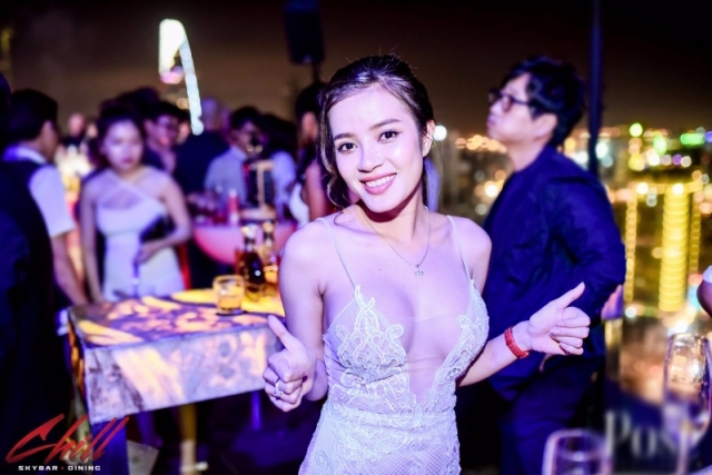 Nhẹ nhàng hơn nhưng vẫn không kém phần quyến rũ, hấp dẫn với đầm ren trắng xuyên thấu. Ảnh: Internet