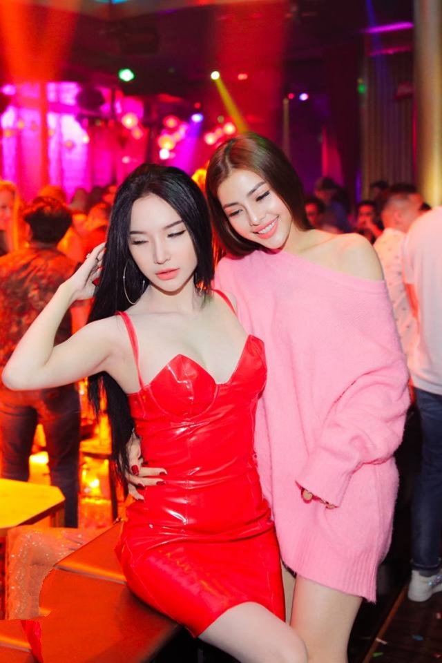 Xoã tóc dài quyến rũ và cuốn hút vẫn được số đông phái đẹp ứng dụng khi đi bar. Ảnh: Internet