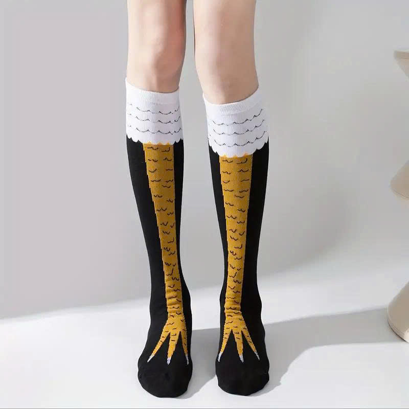 Alt: Hình ảnh quà Valentine hài hước vớ chân gà độc lạ