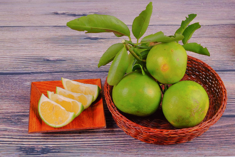 Alt: Hình ảnh quà Valentine hài hước giỏ chanh sả mộc mạc