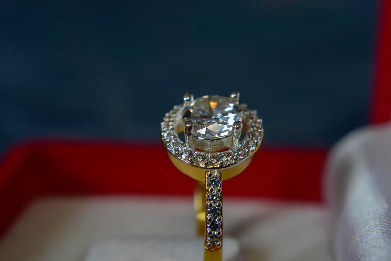 Alt: Hình ảnh quà Valentine hài hước nhẫn kim cương phóng đại