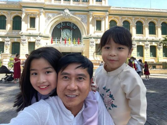 Hồ Hoài Anh khoe ảnh hạnh phúc bên 2 con gái, ái nữ đầu lòng nay xinh đẹp giống mẹ Lưu Hương Giang