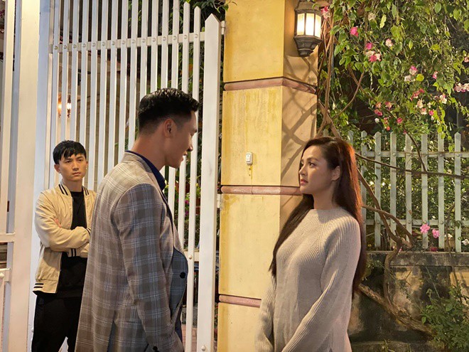 Thu Quỳnh là nữ diễn viên nổi tiếng qua nhiều bộ phim Sống chung với mẹ chồng, Ngược chiều nước mắt, Quỳnh búp bê, Về nhà đi con, và mới nhất là Hương vị tình thân.