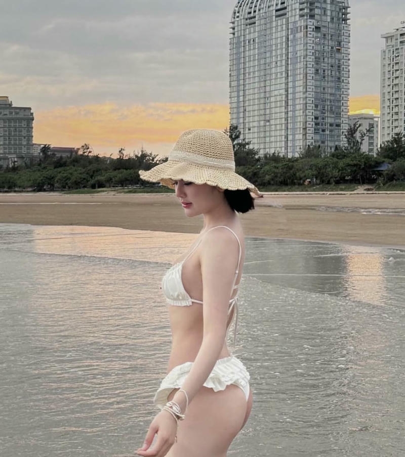 Gái xinh mặc bikini trắng cười rạng ngời