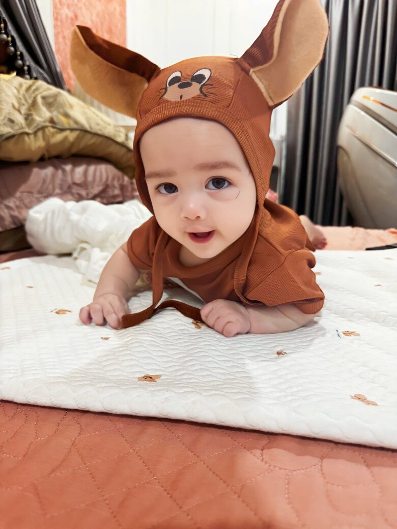 Trong nhiều bức ảnh, nhóc tì được khen nhìn giống hệt như em bé Tây.