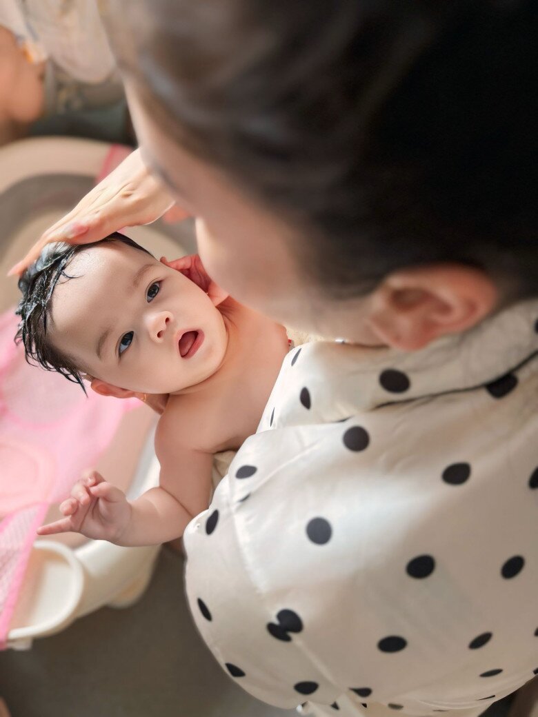 Nhật Kim Anh nhập hội nghiện con.