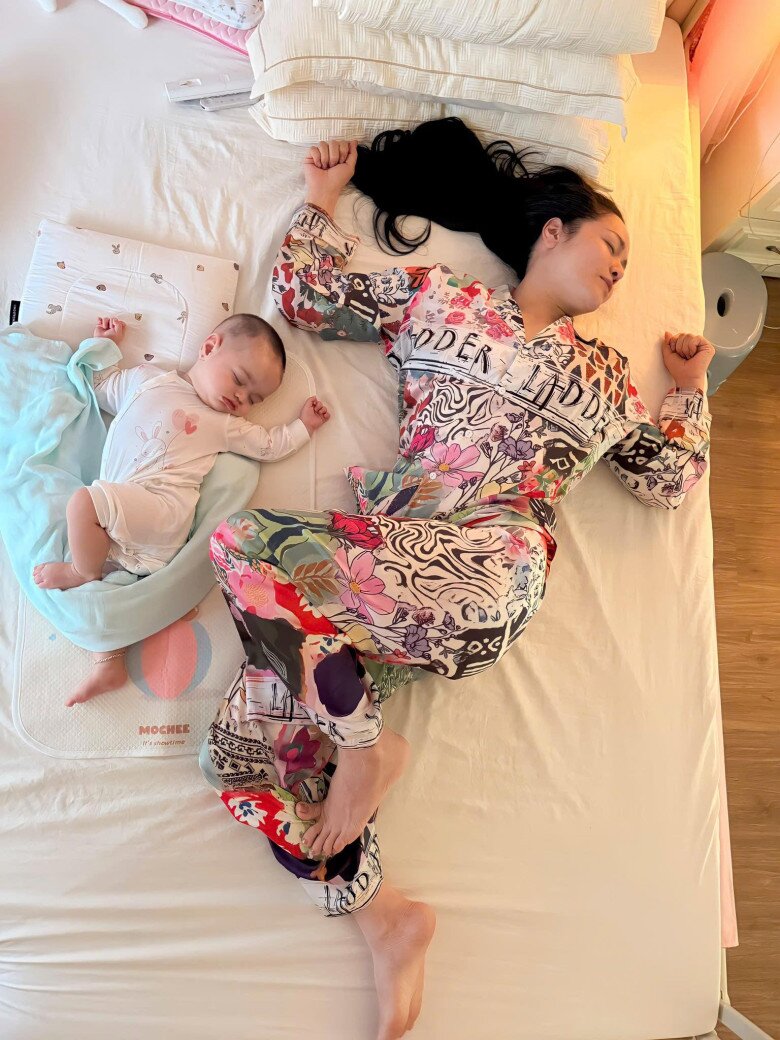 Nhật Kim Anh thường xuyên đăng tải hình ảnh quấn quýt bên con gái.