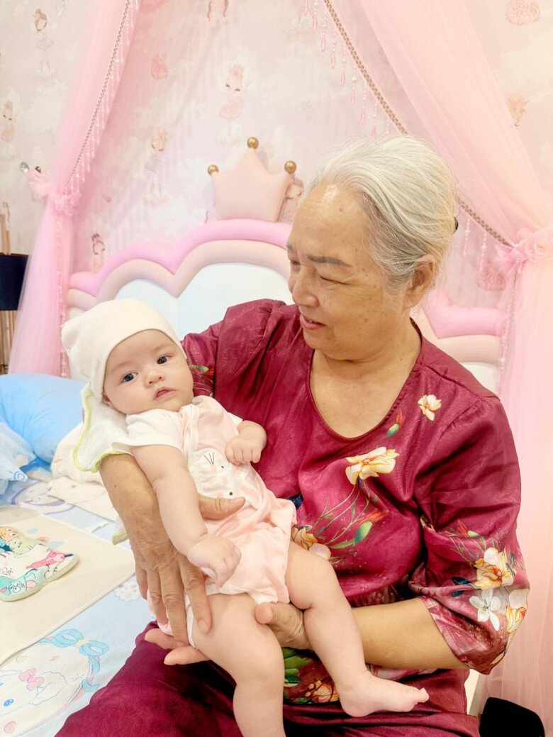 Tiểu công chúa nhà Nhật Kim Anh được chăm chút kỹ lưỡng.