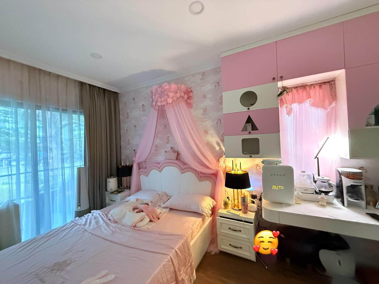 Phòng riêng của bé Julia có đầy đủ tiện nghi.