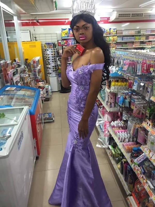 Cách ăn mặc, trang điểm, bối cảnh chụp ảnh không phù hợp là cách cô gái này gây chú ý