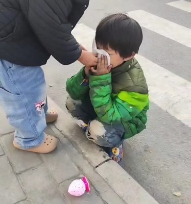 Xót xa hình ảnh bé gái lom khom nhặt đồ ăn bên đường giữa giá rét