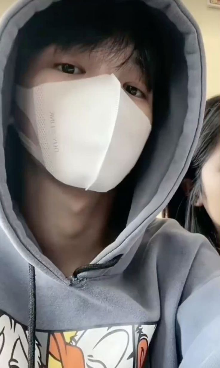 Ảnh trai 2k8 đeo khẩu trang