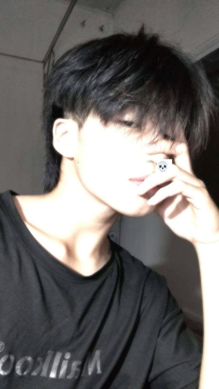 Ảnh trai K8 che mặt