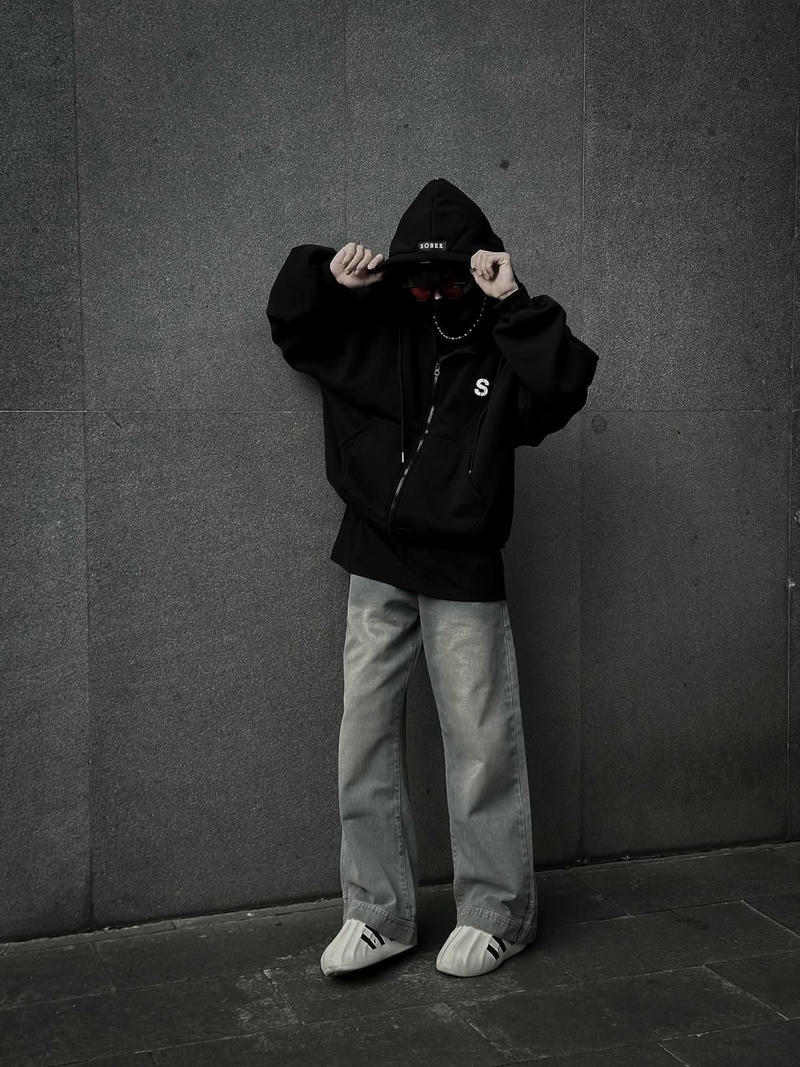 Dáng đứng mạnh mẽ tạo điểm nhấn ảnh boy phố