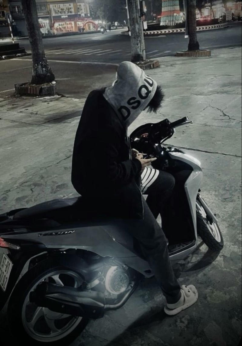 Hình ảnh boy phố ngầu tạo dáng giữa đường phố vắng