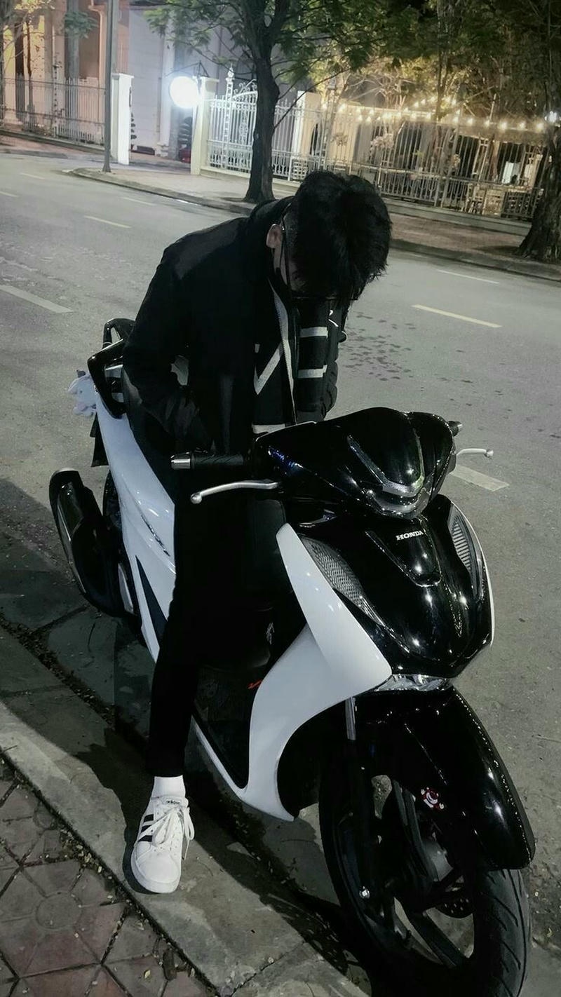 Hình ảnh boy phố ngầu với áo khoác đen phong trần