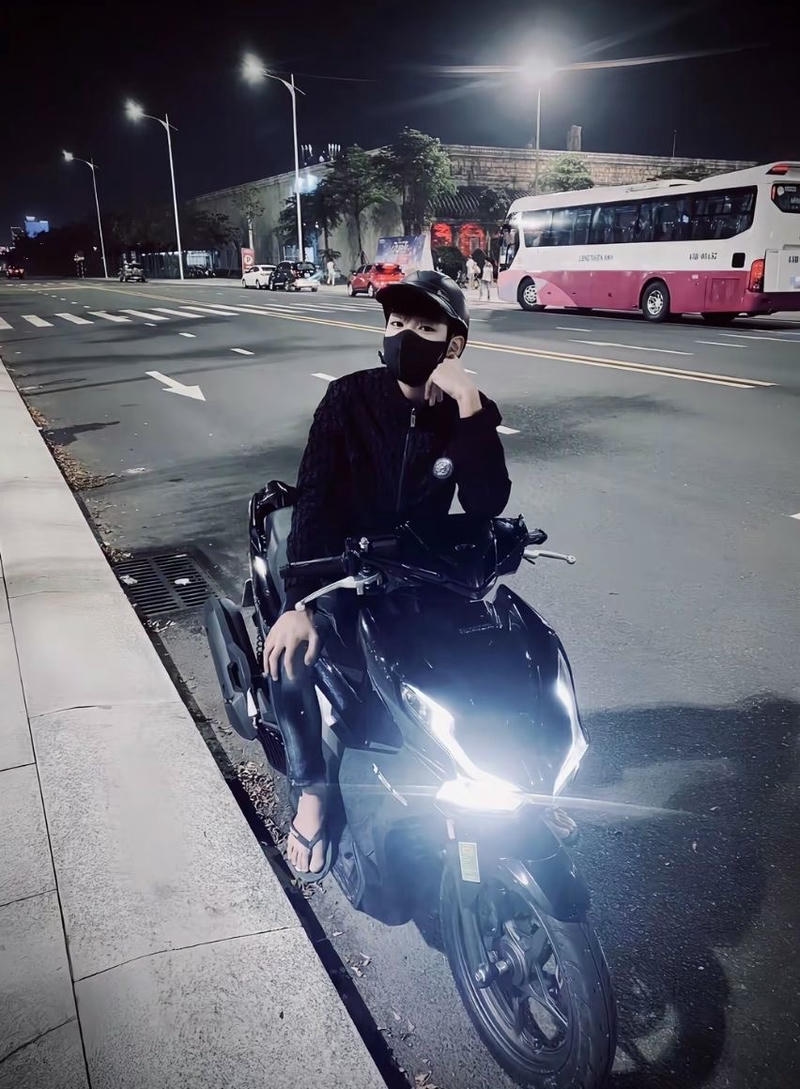 Hình ảnh boy phố ngầu với áo khoác cá tính