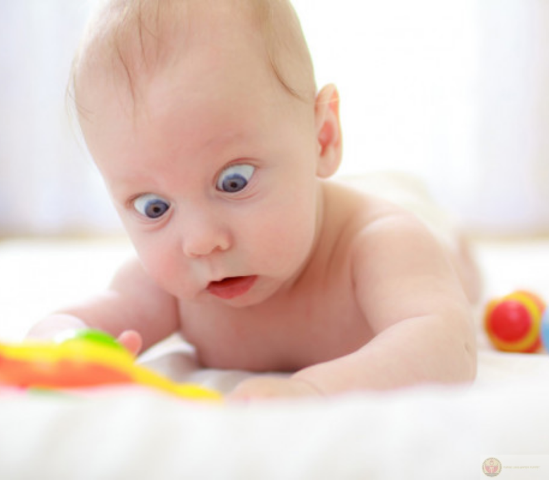 Em bé với biểu cảm ngạc nhiên siêu hài hước