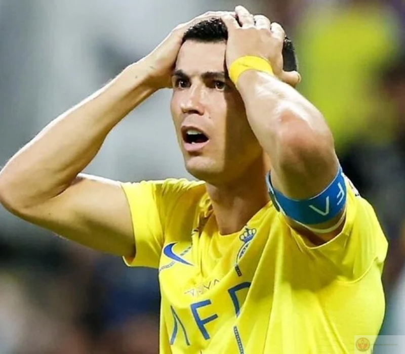 Ronaldo với meme ôm đầu ngạc nhiên viral khắp mạng xã hội