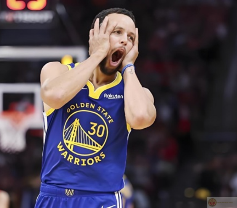 Ảnh ngạc nhiên ôm đầu thể hiện cảm xúc khó tin