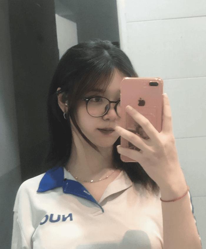 Ảnh gái xinh k9 che mặt bằng điện thoại