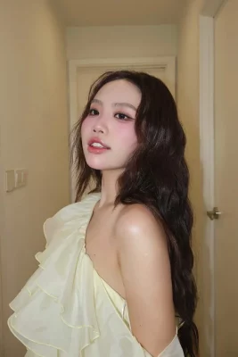 Phương Mỹ Chi khoe ảnh giữa đêm gây bàn tán