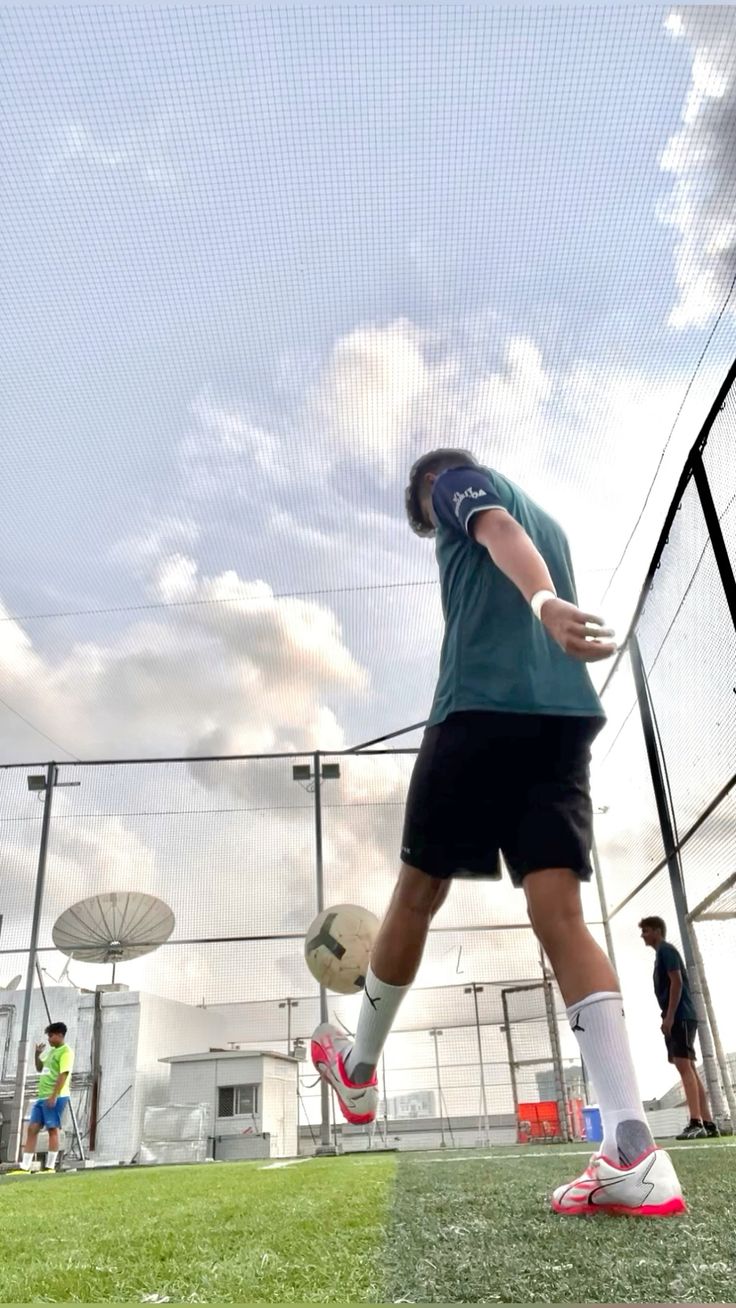 Ảnh trai k12 đá bóng