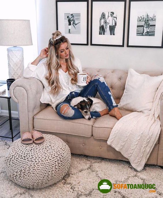 tạo dáng chụp ảnh với ghế sofa