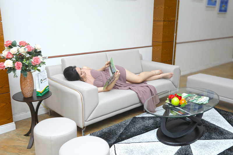 cách tạo dáng chụp ảnh với ghế sofa