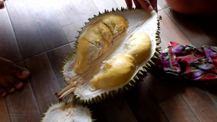 Dàn trai đẹp 6 múi đứng bán sầu riêng khiến khách hàng "phát sốt"